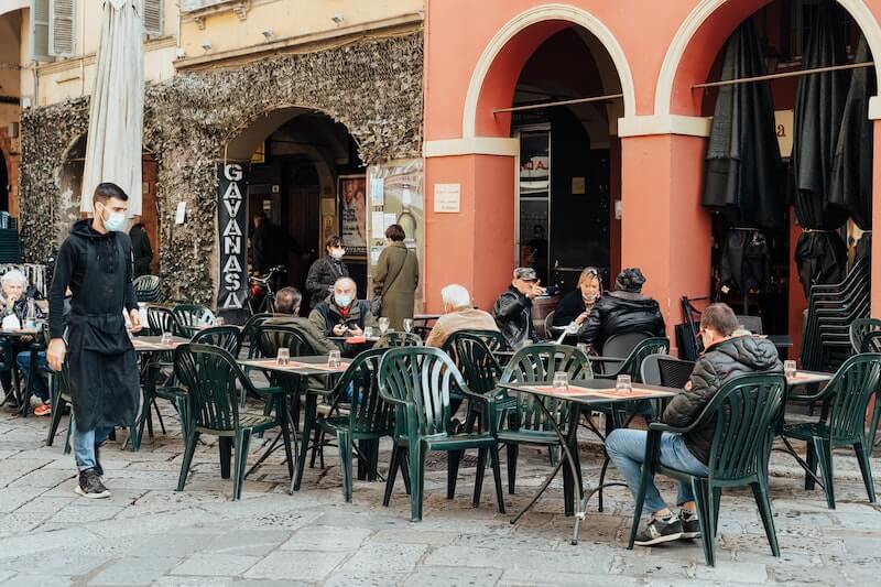 terraza de bar camarero y mesas