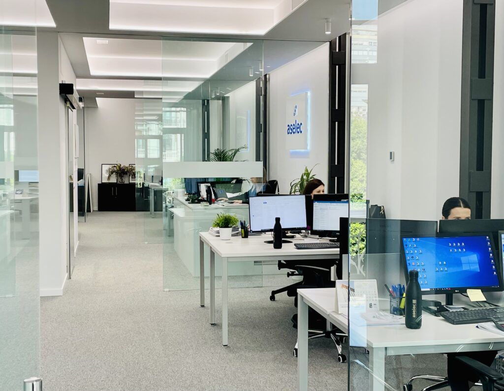Oficina moderna de la asesoría PYME ASELEC en Murcia, con espacio de trabajo organizado y ambiente profesional.