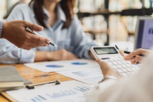 Asesores calculando el Impuesto sobre Sociedades para empresas, con enfoque en la planificación fiscal del ejercicio 2025.