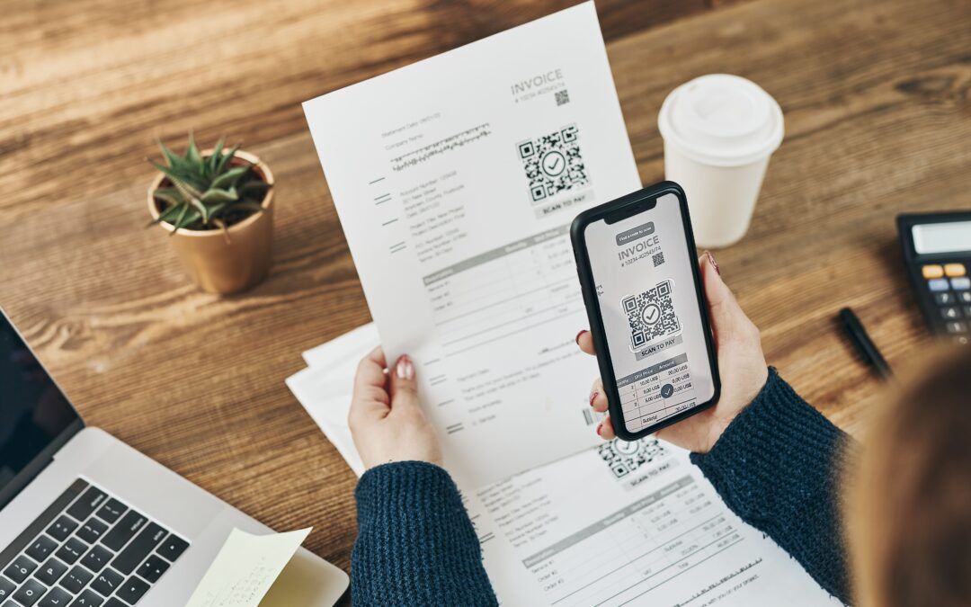Persona escaneando una factura en papel para convertirla en factura digital usando la plataforma Verifactu