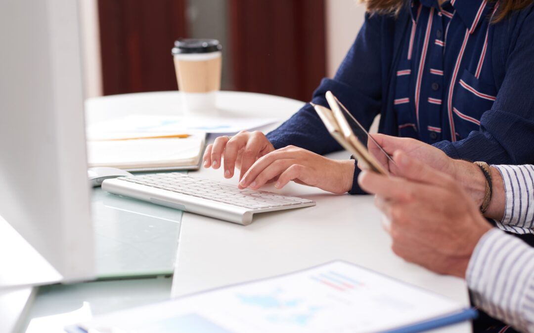 Oficina de asesoría para autónomos con profesionales atendiendo a clientes y ofreciendo servicios de gestión fiscal, contable y laboral.